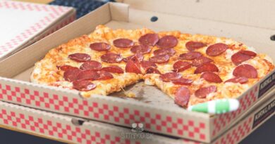 Prečo je pizza v štvorcovej krabici a prečo má ten plastový stolík v strede?