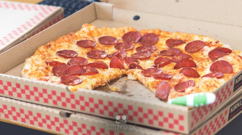 Prečo je pizza v štvorcovej krabici a prečo má ten plastový stolík v strede?