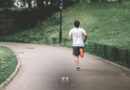Môžem behať každý deň a na čo si treba pri behaní dať pozor pre vyhnutie sa zraneniam. Na obrázku utekajúci muž v parku, drží fľašu vody.